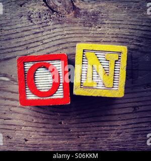 Es ist ein Foto der Holzschnitte Spielzeug wird Alphabet Buchstaben auf ihnen, die kombiniert zusammen, um das Wort zu erstellen sind Stockfoto