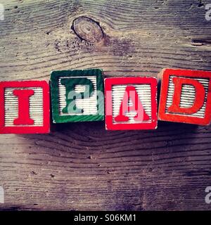 Es ist ein Foto der Holzschnitte Spielzeug wird Alphabet Buchstaben auf ihnen, die kombiniert zusammen, um das Wort IPAD sind Stockfoto