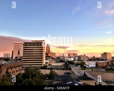 Morgendämmerung über der Innenstadt von Tulsa, Oklahoma Stockfoto