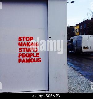 Stop Making dumme Menschen berühmt, Graffiti in Camden Town, London Stockfoto