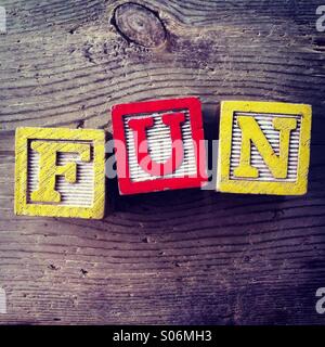 Es ist ein Foto der Holzschnitte Spielzeug wird Alphabet Buchstaben auf ihnen, die kombiniert zusammen, um das Wort Spaß sind Stockfoto