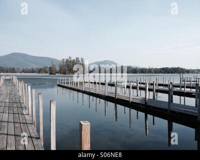 Eis schmilzt am Lake George im Adirondack Park im Bundesstaat New York. Stockfoto