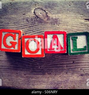 Es ist ein Foto der Holzschnitte Spielzeug wird Alphabet Buchstaben auf ihnen, die kombiniert zusammen, um das Wort Ziel sind Stockfoto