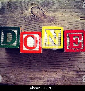 Es ist ein Foto der Holzschnitte Spielzeug wird Alphabet Buchstaben auf ihnen, die kombiniert zusammen, um das Wort fertig sind Stockfoto