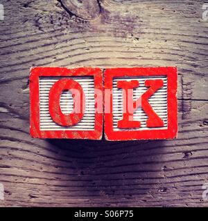 Es ist ein Foto der Holzschnitte Spielzeug wird Alphabet Buchstaben auf ihnen, die kombiniert zusammen, um die Abkürzung OK sind Stockfoto