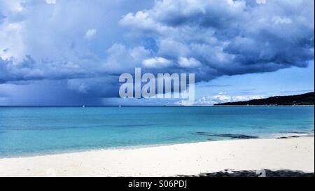 Ein Sturm aus der Insel St. Croix, sammelt zwar VAE Inseln, Westend und zwei kleinen Segelbooten Rennen zum Hafen. Stockfoto