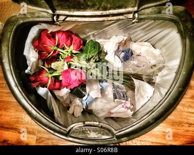 Ein Blumenstrauß in den Papierkorb Stockfoto