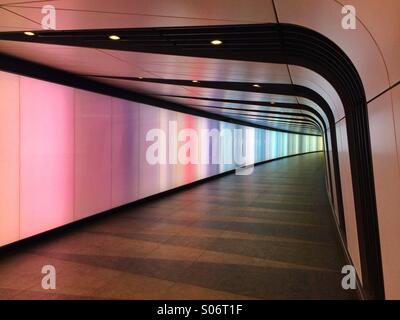 Einen Tunnel am Bahnhof Kings Cross mit wechselnden Lichter. Stockfoto