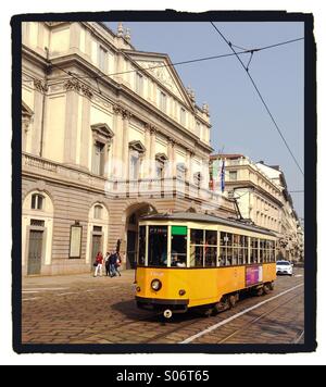 Straßenbahn vor dem Theater La Scala in Mailand, Italien Stockfoto