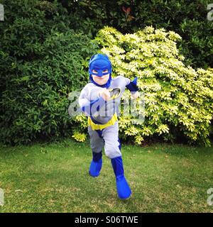 Vier Jahre alter Junge im Batman-Kostüm Stockfoto