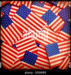 Miniatur-Papier Stars And Stripes, die Flagge der Vereinigten Staaten bilden einen Vintage-Hintergrund Stockfoto