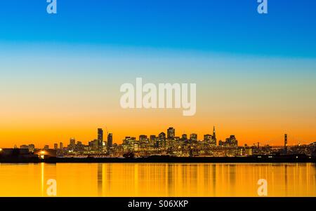 Skyline von San Francisco. Farbenprächtigen Sonnenuntergang. Stockfoto