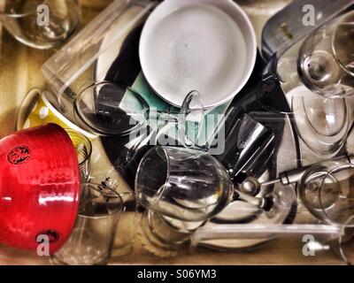 Schmutziges Geschirr in der Spüle. Stockfoto