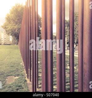 Berliner Mauer-Gedenkstätte mit Rost rot Eisen Stangen markieren, wo einst die Mauer, Mitter, Berlin, Deutschland stand Stockfoto