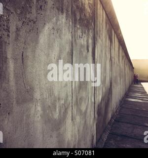 Ursprünglichen Abschnitt der Berliner Mauer stehend auf Bernauer Straße, Mitte, Berlin, Deutschland Stockfoto