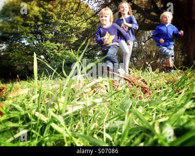 Kinder laufen über ein Feld Stockfoto