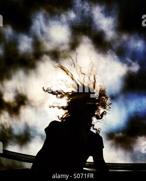 Haare fliegen auf Mädchen hüpfen auf dem Trampolin Stockfoto