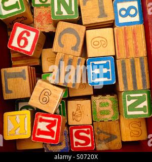 Bunte Holzklötze mit Buchstaben und Zahlen Stockfoto