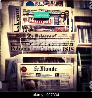 Welt drücken, internationale und ausländische Zeitungen für den Verkauf auf Rack-Stadtzentrum Stockfoto