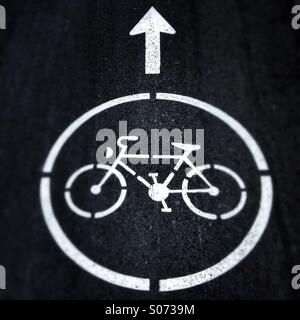 Fahrrad- und Pfeil nach oben vorwärts Zeichen auf asphalt Stockfoto