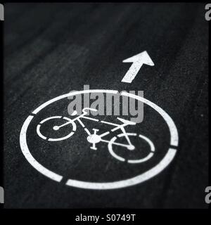 Fahrrad-Schild und Pfeil auf asphalt Stockfoto