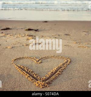 Herzform gezeichnet im Sand am Strand Stockfoto
