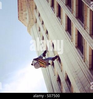 Fenster Reiniger schwimmenden Overhead auf einer klassischen Hochhaus-Fassade in Chicago, IL, USA. Stockfoto