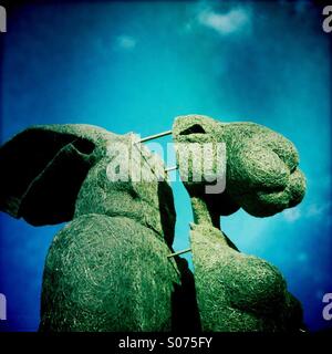 Sophie Ryder Skulptur sitzend am Yorkshire Sculpture Park in England UK Stockfoto