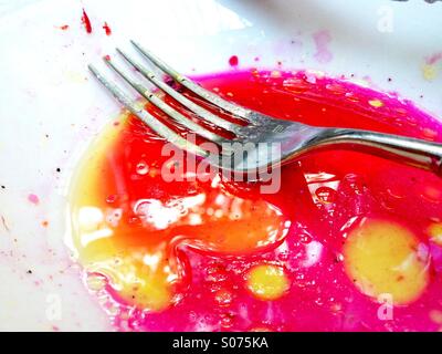 Gabel mit Saft von rote Beete Salat Stockfoto