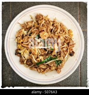 Malaysische gebraten flache Reisnudeln Char Kway Teow Stockfoto