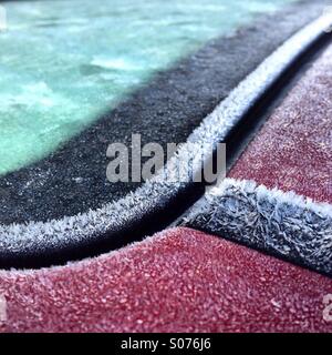 Detail der harten Frost für Metallarbeiten, Nähte und Fenster eines Autos Stockfoto
