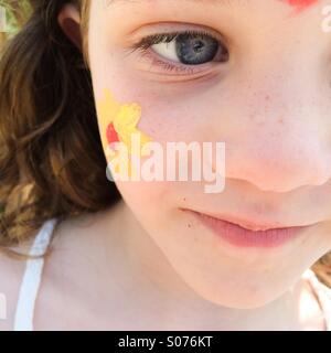 Nahaufnahme eines fünf Jahre alten Mädchen Gesicht mit Kinderschminken Stockfoto