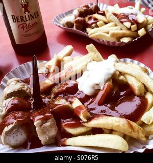 Currywurst und Bier in Berlin Stockfoto