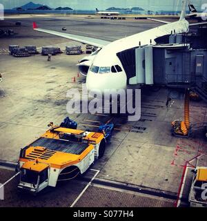 Flugzeug auf dem Rollfeld des Flughafen Hong kong Stockfoto