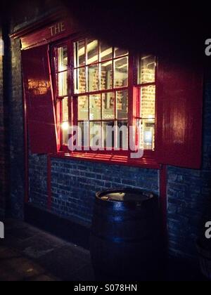 Blick bei Nacht durch das Fenster eines alten Londoner Pubs in der Nähe der London Bridge, Southwark, London Stockfoto