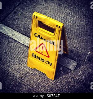 Sorgfältige Schild auf dem Boden Stockfoto