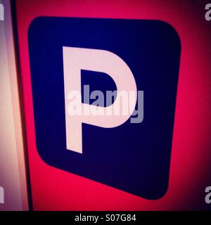 Parkplatz-Logo mit dem Buchstaben P in weißer Farbe auf blaues Quadrat gemacht Stockfoto