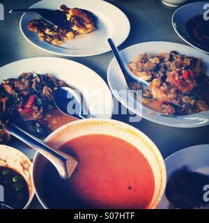 Thai-Food-Gerichte auf den Tisch Stockfoto