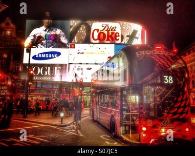 Verkehr am Piccadilly Circus in der Nacht Stockfoto