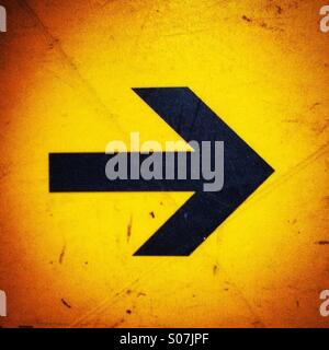 Schwarzer Pfeil rechts einschalten gelb orange hinterlegt Stockfoto
