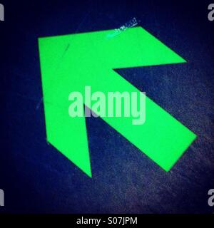 Grüner Pfeil zeigt nach links abbiegen Stockfoto