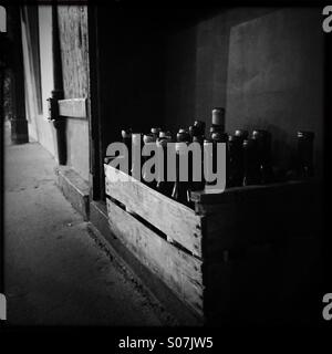 Holzkisten in einer Straße von Paris Stockfoto