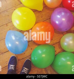 Party Luftballons auf Holzboden Stockfoto