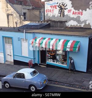 A Straßenszene in Bristol zeigt "The Wappen", ein Stück der street-Art von Nick Walker Stockfoto