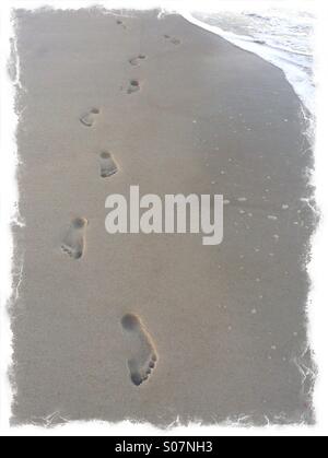 Einheitlicher Fußspuren im Sand, Jacksonville Beach, Florida, USA. Stockfoto