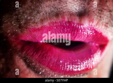 Nahaufnahme von unrasierten Mann trägt Lippenstift Stockfoto