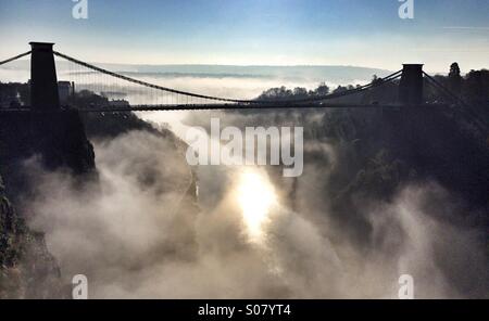 Clifton Suspension Bridge in Nebel Stockfoto