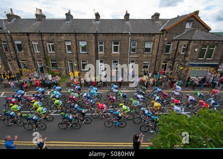 Die Tour de France Peloton 2014 geht durch Ripponden, Yorkshire. Stockfoto