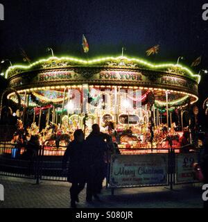 Karussellfahrt beleuchtet in der Nacht auf der South Bank, London, UK Stockfoto