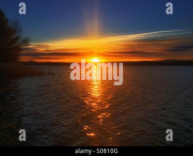 Sonnenuntergang am See Stockfoto